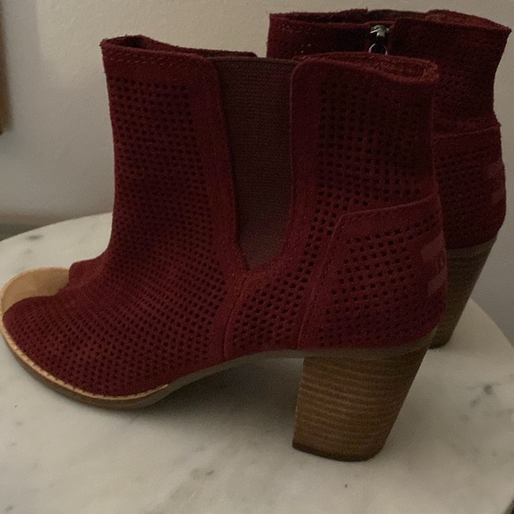 EUC TOMS “Majorca” Peep Toe Perforated Burgundy Wine Suede Ankle Booties Sz 7.5 - Picture 4 of 17